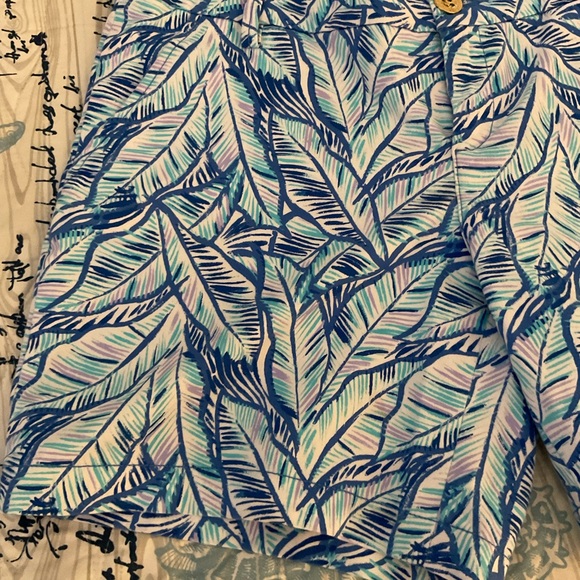 Lilly Pulitzer  Jayne stretch short GUC size 10 and size 12 - Picture 2 of 4